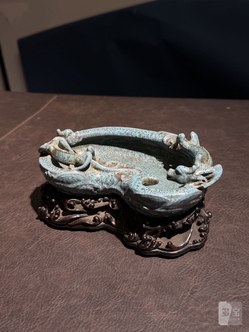 清雍正 炉钧釉海水蟠龙灵芝如意洗（配木座） - 图4